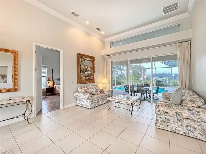 Veľký vchod s výhľadom na bazén a kanál