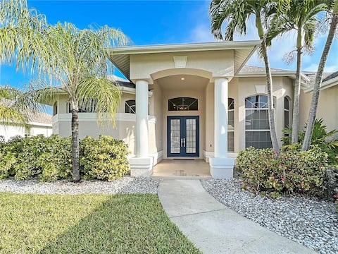 Your Private Waterfront Escape: Pool & Gulf Access