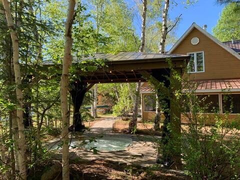 Chalet/SPA l 'Oasis with private beach, on the lake!