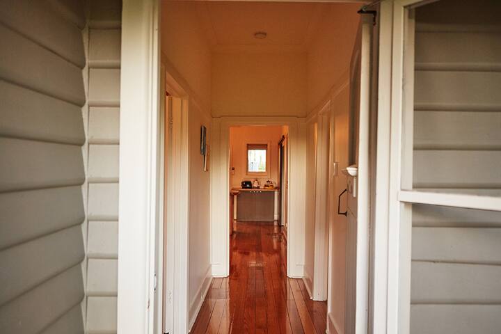 Yarra Valley Vineyard Cottage, premier location gallery image 4