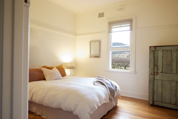 第二间卧室可俯瞰外面的Pinot Noir葡萄园。 