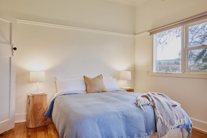 柔软的有机法式床上用品和休闲的前卧室。