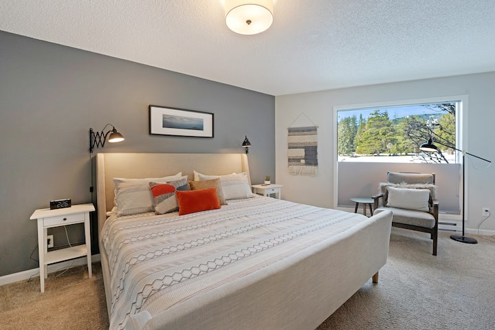 Hlavná spálňa

- kráľovská posteľ a stolička na čítanie