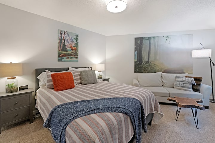 Izba pre hostí

- manželská posteľ Queen s dlhou dvojitou rozkladacou posteľou v skrini