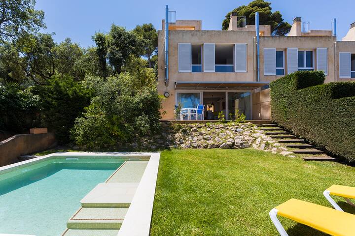 Family Beachfront Villa with Private Pool gallery image 2