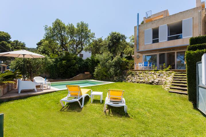 Family Beachfront Villa with Private Pool gallery image 3