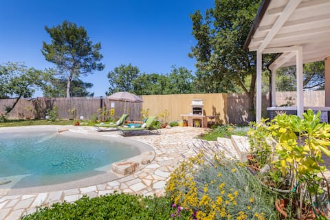 Romantic villetta with the pool close to the sea