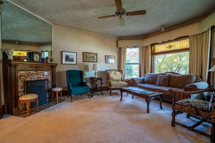 Living room / TV room.