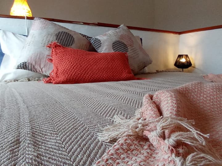 Spavaća soba na katu, dva madraca od 90 cm