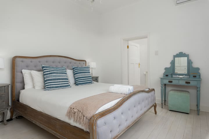 Luxury Clifton Villa | Private Pool & Sea Views gallery image 4