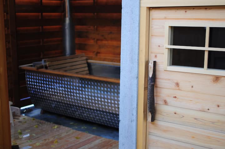 サウナ室に併設して浴槽があります。水風呂として、給湯してお風呂に、水を薪で沸かして薪風呂に、の3種類の利用方法があります。

お風呂は、宿泊料に含まれておりますのでご自由にお使いください。

■利用可能時間
16:00 ～ 22:00（20:00以降は静かにお過ごしください。）
6:00 ～ 9:45

■ご注意
冬のお風呂のみの利用は寒いです。室内のシャワーか、サウナと併用か、近辺の温泉施設をご利用ください。