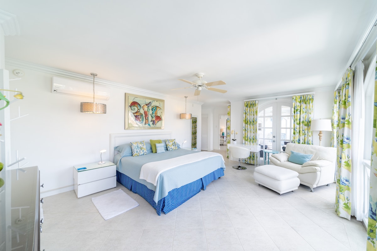 ห้องนอนใหญ่มีเก้าอี้และโต๊ะทำงานที่สบาย  เก้าอี้สีขาวถูกย้ายออกไปแล้ว