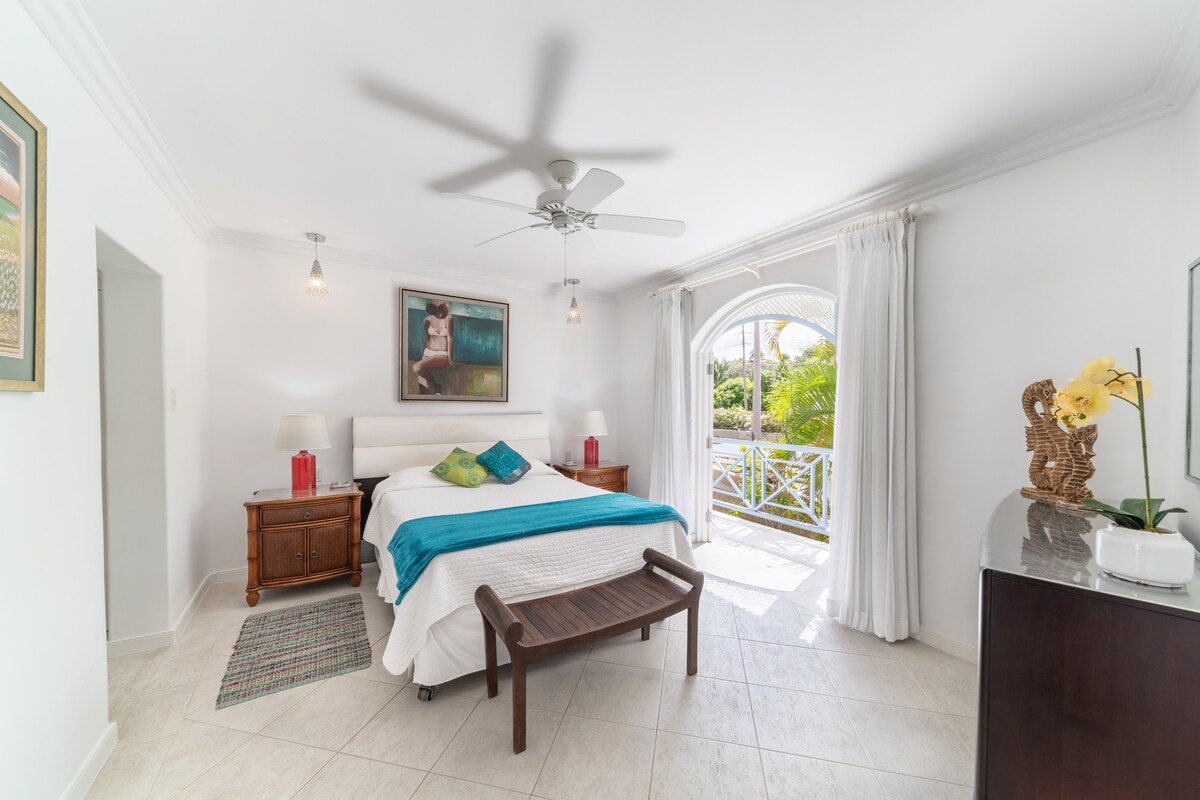 ห้องพักพร้อมเตียงควีนไซส์และห้องน้ำในตัวและระเบียงโรมิโอและจูเลียต