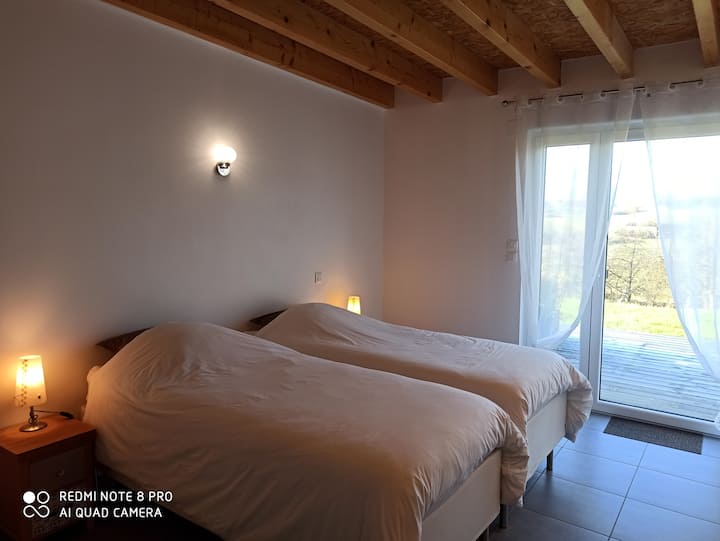 Chambre n° 3 . 2 lits simples de 90 pouvant être rapprocher + salle de bain n° 3