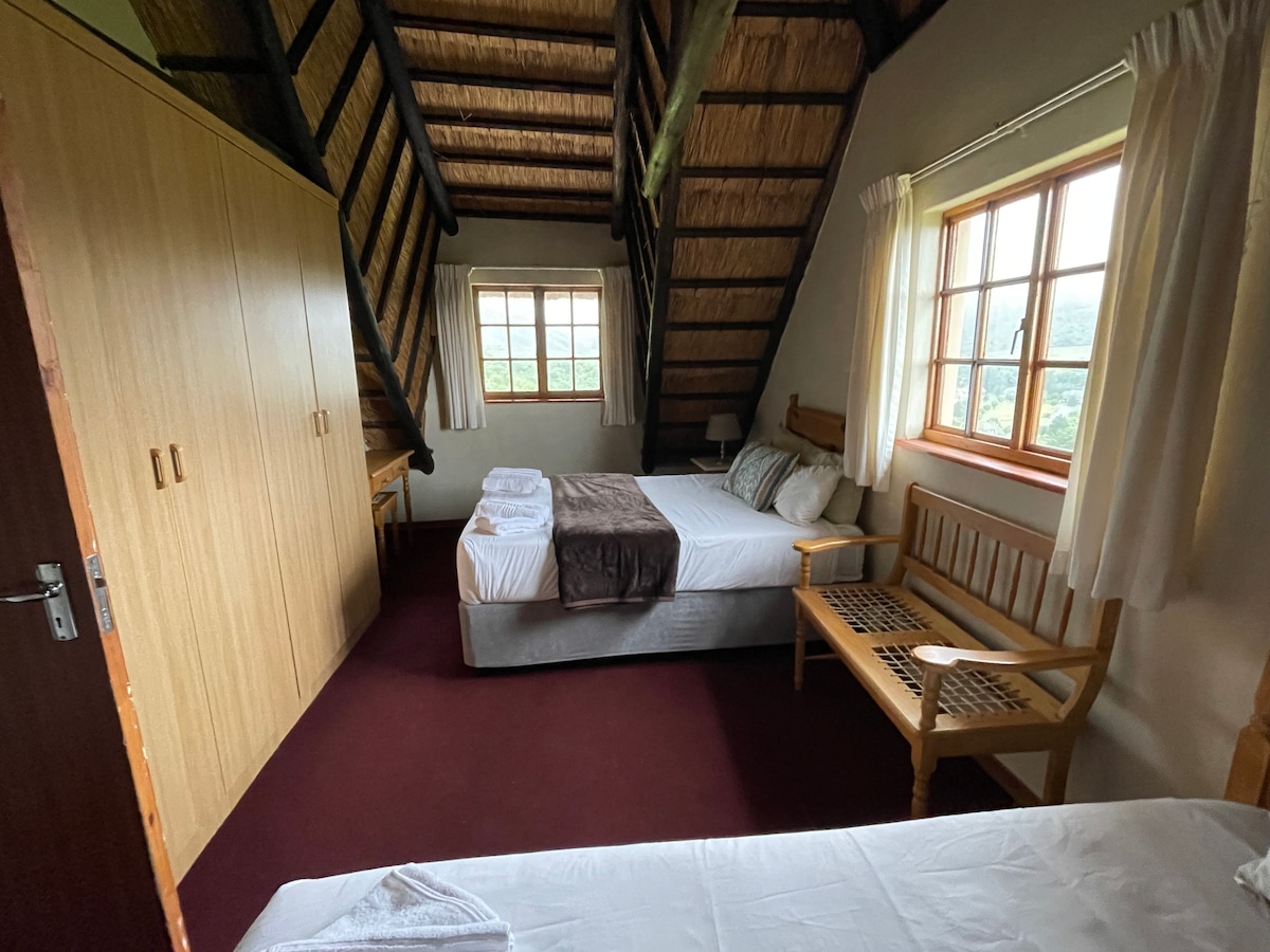 Spálňa na poschodí s dvojitým a samostatným lôžkom.