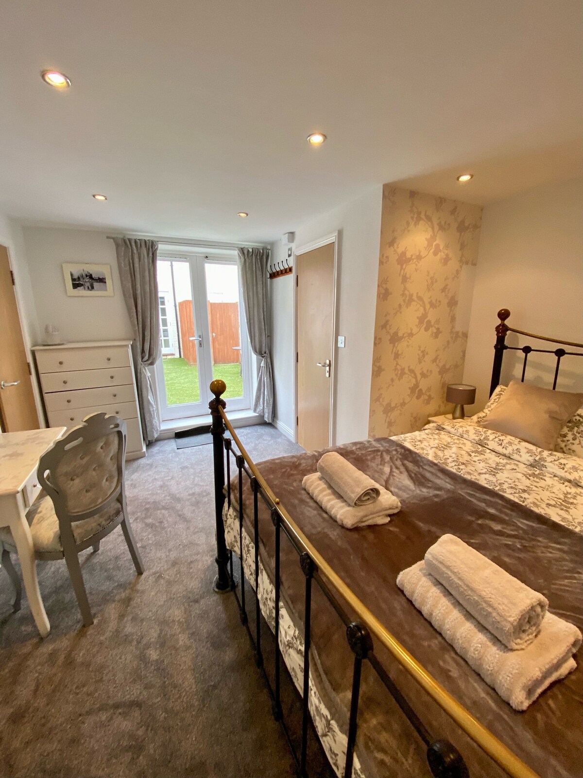 Chumba kikuu cha kulala chenye mwonekano wa bustani ya uani