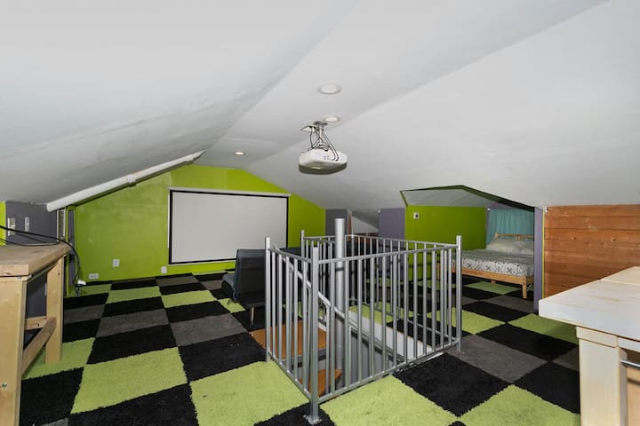 Loft theater & 3rd bed