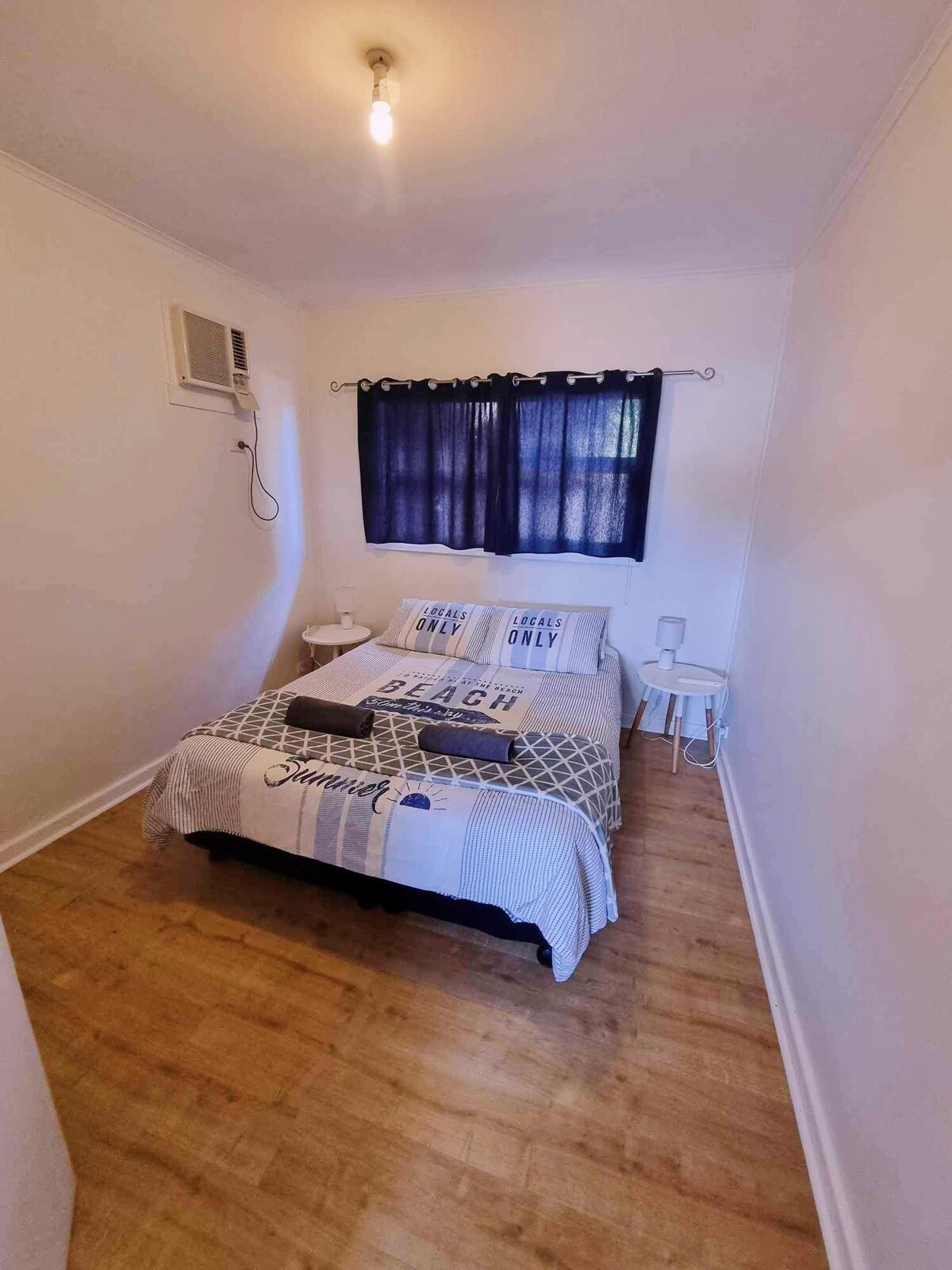 מיטת קווין - חדר שינה ראשי (BR1)