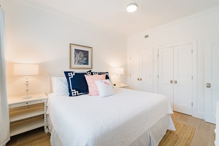 Guest king bedroom with 2 closets