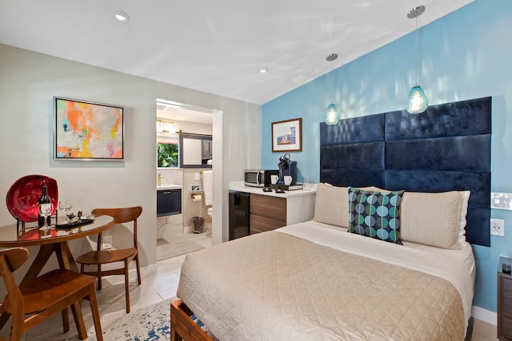 Your private Poolside Hideaway room has been fully remodeled, with a new private entrance and a pool view. The room is an en-suite, with a new walk-in shower. This is a cozy space, furnished with a  comfy full sized bed, and a beverage station. 