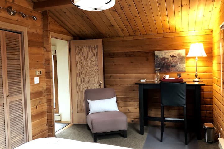 Наскоро актуализирана бистро маса и стол (наличен е втори стол.  Много удобен стол с акцент, на който да се отпуснете.