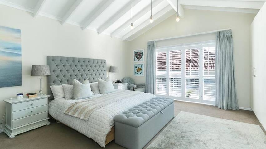 Light & Bright charming home gallery image 4