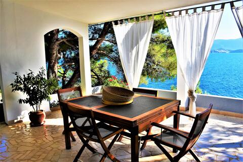 Beautiful family house right next to the beach