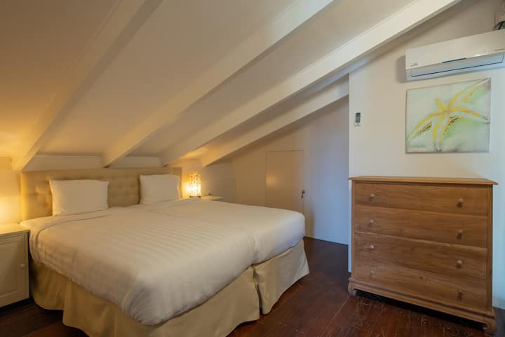Sunrise View je krásny 3-izbový apartmán pre šesť hostí. Z terasy si budete môcť vychutnať nádherný výhľad na more s výhľadom na Karibské more a delfíny v mori.