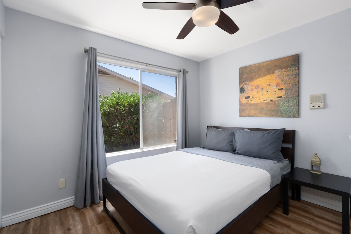 Chambre avec lit queen.