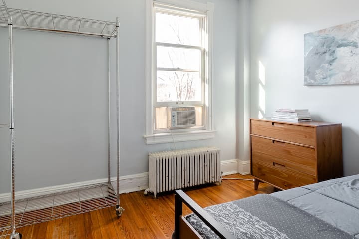 Zadná spálňa s klimatizáciou a vešiakom na oblečenie. 