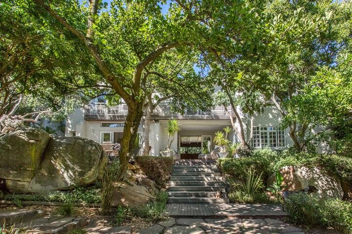 Spacious home with beautiful garden and views gallery image 2