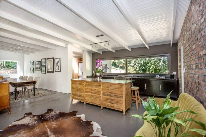 Spacious home with beautiful garden and views gallery image 5