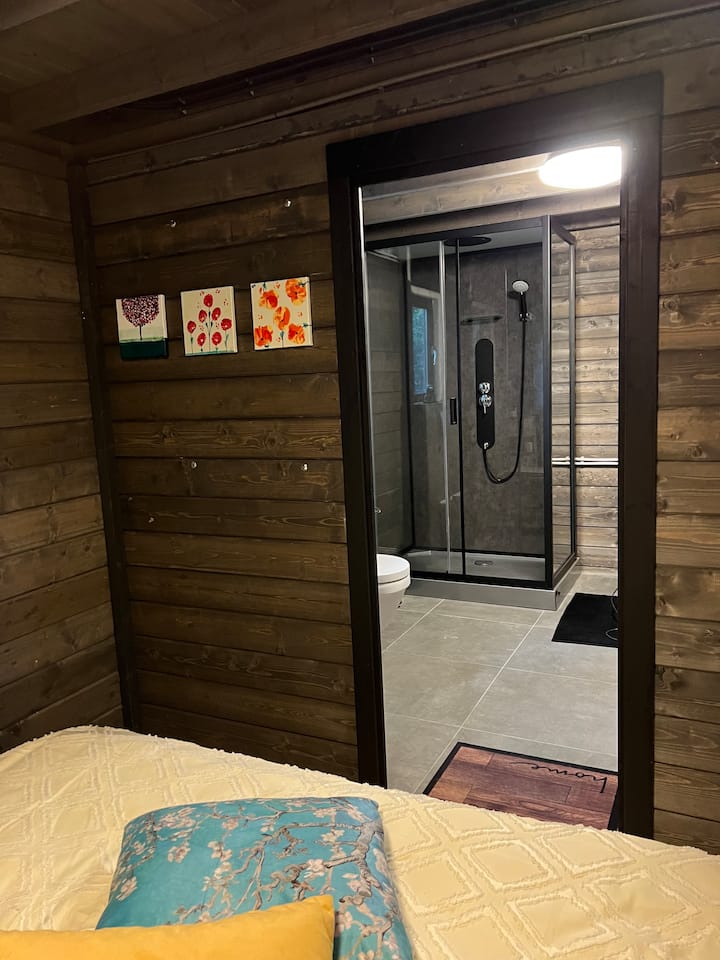 Vom Schlafzimmer aus gehst du zum Badezimmer