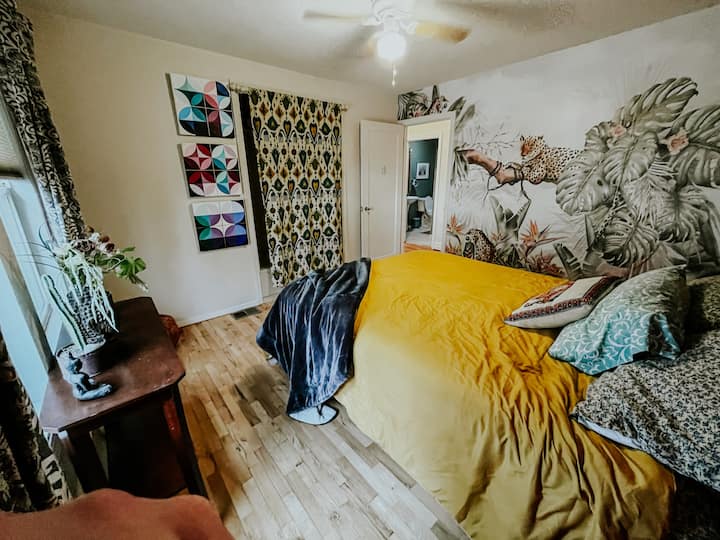 La deuxième chambre est orientée sud et dispose d'un matelas Queen Size et d'une salle de bain complète dans le hall. Il y a une troisième chambre qui sert aussi de bureau entre celle-ci et la chambre principale.