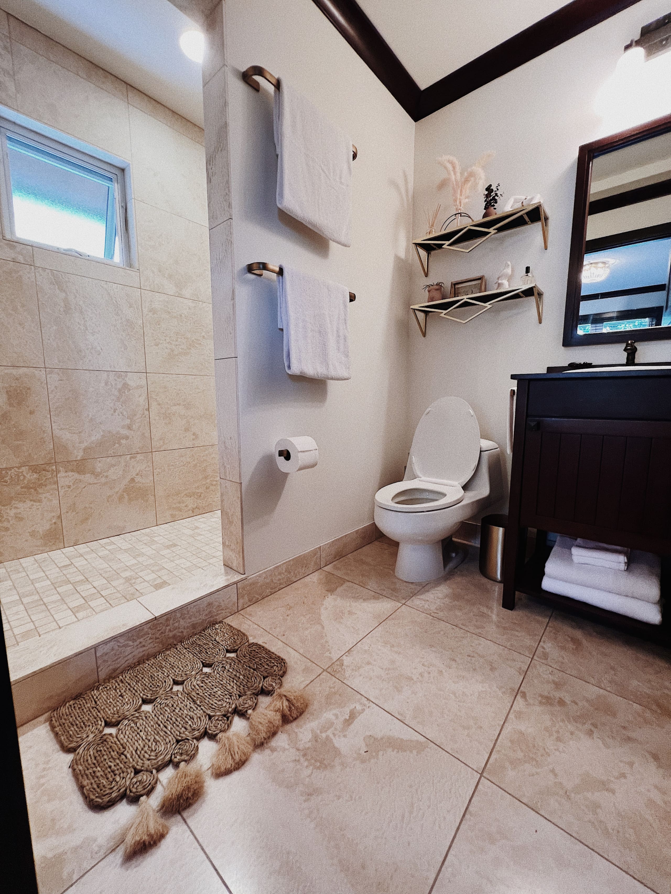 Anuhea House Hema - Beautiful custom-built studio - Image 21