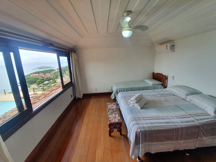 סוויטה 2 עם מיטת קווין סייז ומיטת יחיד. ממוקמת בקומה השנייה.