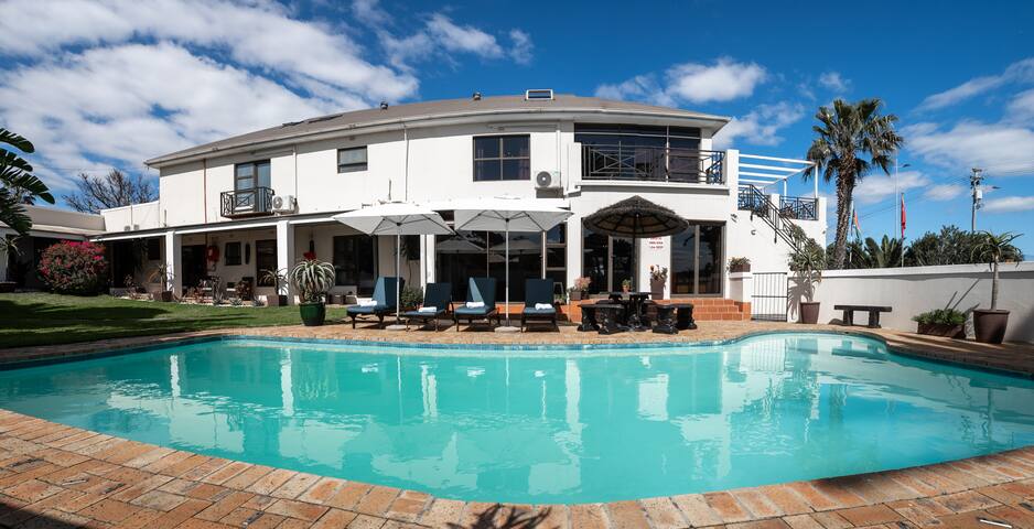 Woodbridge Lodge – 16 bedroom guesthouse gallery image 2