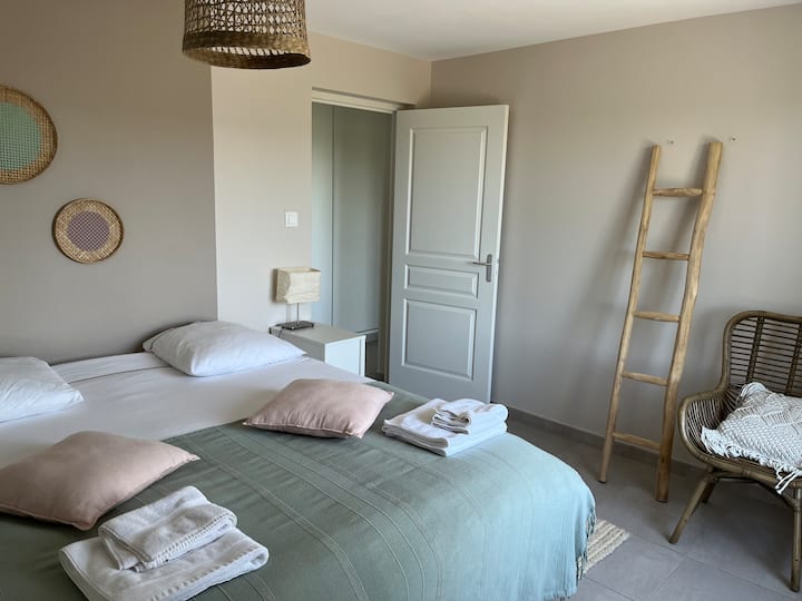 Habitación doble o individual bajo petición , excelente ropa de cama, 2 camas individuales que se pueden juntar con colchón 