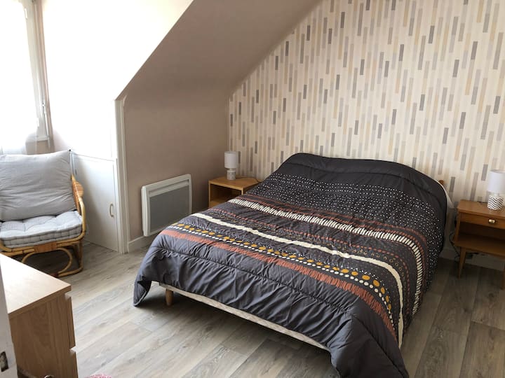 Chambre La Flora בקומה השנייה: 
מיטה זוגית, כורסה ושידה טובים.