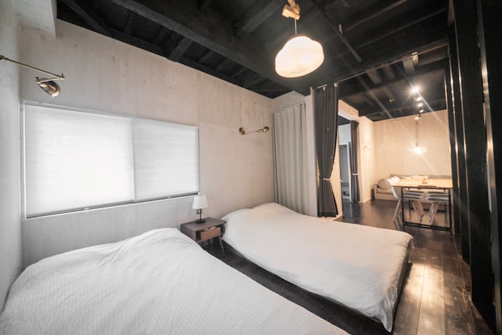 Შენობა B
< 1F ოთახი >

Ორადგილიანი საწოლი (2)

> განთავსება მაქსიმუმ 4 სახელისთვის

< 1F საწოლის ფართობი >

2 ორადგილიანი საწოლი 