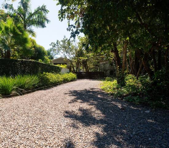 Unique Beach Front 4 Bedroom Bungalow with POOL gallery image 5