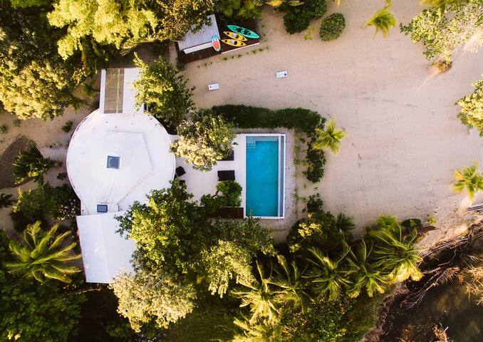 Unique Beach Front 4 Bedroom Bungalow with POOL gallery image 4