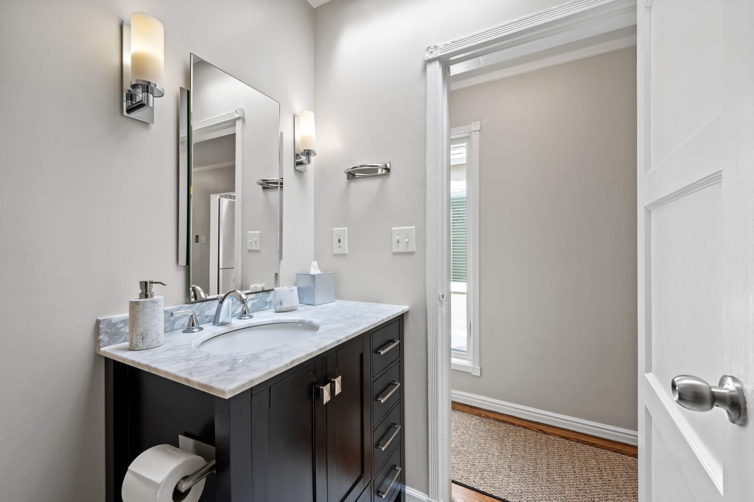 Home in San Francisco · ★4.93 · 3 bedrooms · 3 beds · 2 baths - Image 21