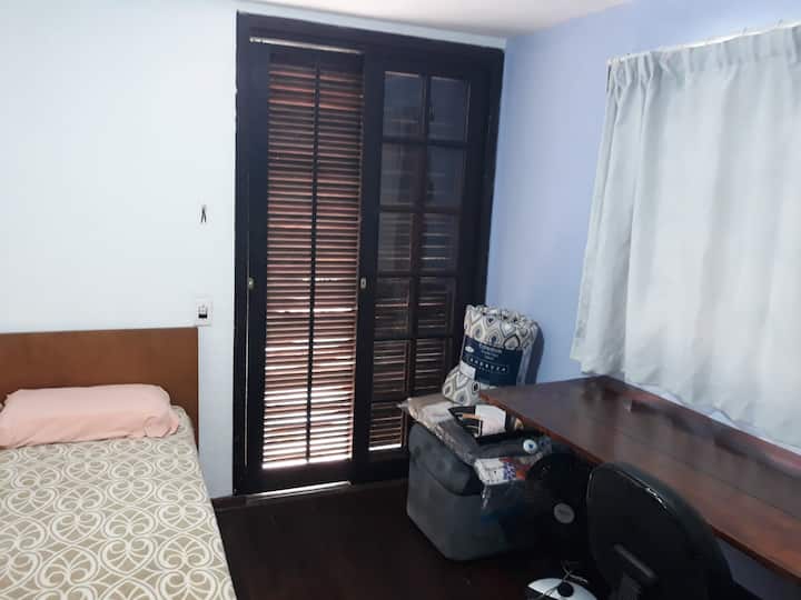 Hay ganchos de hamaca alrededor del dormitorio, un puf, y después de esa foto arreglé una simple percha y un espejo vertical en esta pared entre la puerta del balcón y el banco de estudio.