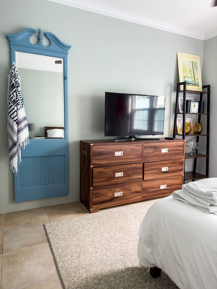 Dormitorio 2 con cama de tamaño completo, ventilador de techo y aire acondicionado.