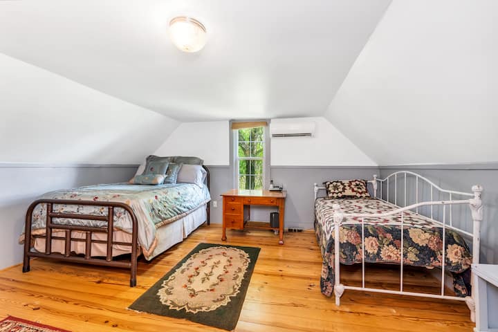 Segundo dormitorio en la planta superior con cama doble + individual