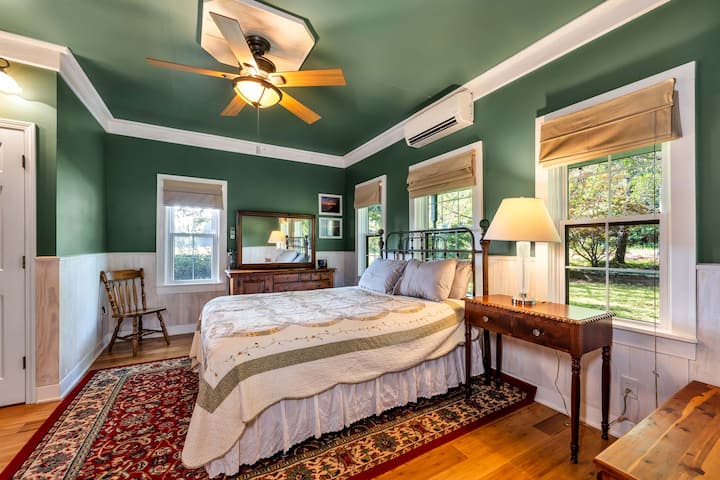 Dormitorio en la planta baja con cama tamaño queen