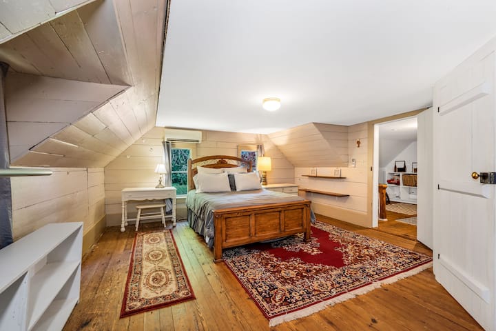 Primera habitación en la planta superior con cama tamaño queen
