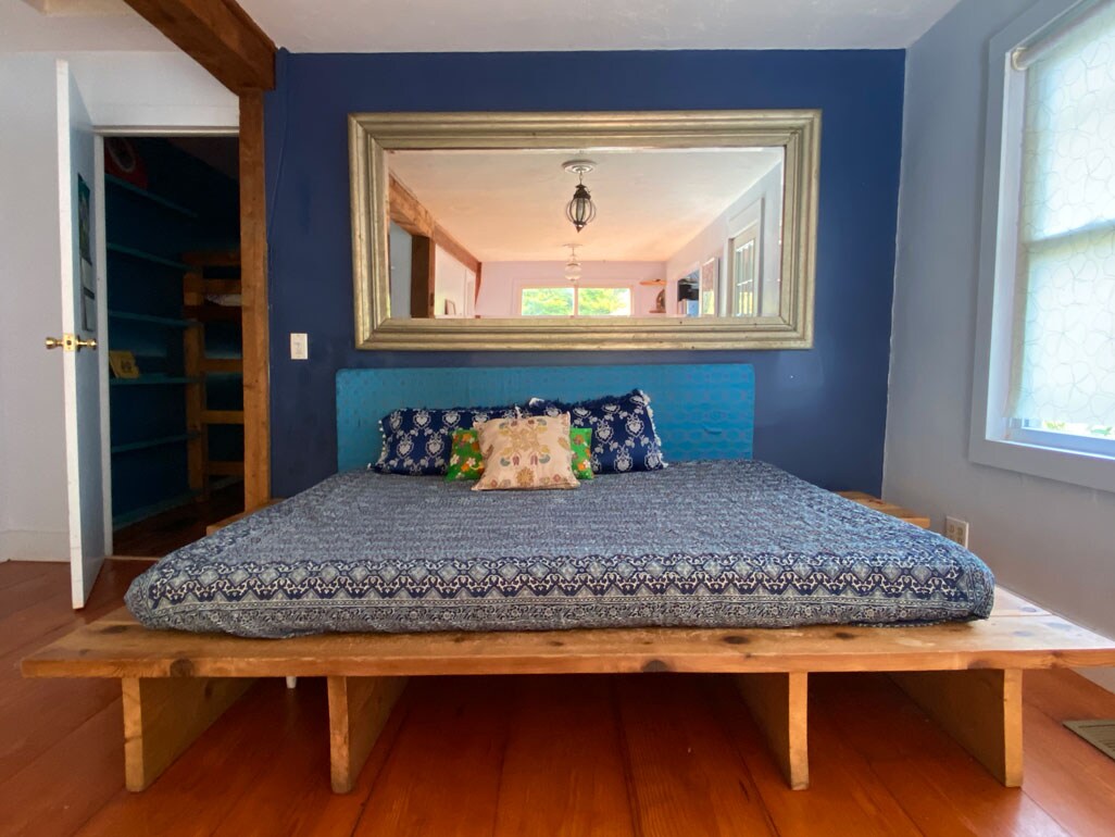 一边休息，一边欣赏溪流和山脉的窗户 
这是一张定制的雪松木日光浴床，可供放松身心，享受大自然，如果需要，也可以用作床，也可以设置电视，只需询问！ 