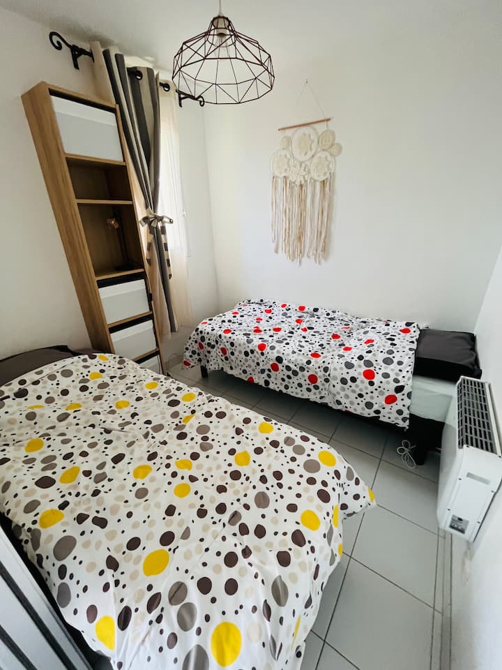 Chumba cha 2 cha kulala chenye vitanda viwili vya 80 X 190. 
Rafu ya juu iliyo na mapipa 4 ya kuhifadhi.